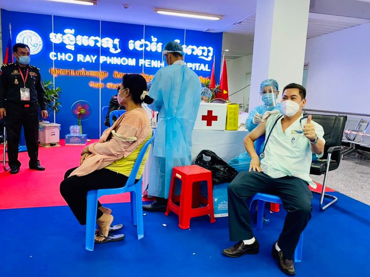 35 nhân viên cách ly, Bệnh viện Chợ Rẫy - Phnom Penh vẫn ra sức tiêm vắc xin cho bà con Campuchia - Ảnh 3.