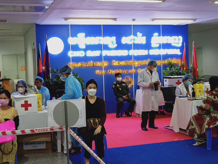 35 nhân viên cách ly, Bệnh viện Chợ Rẫy - Phnom Penh vẫn ra sức tiêm vắc xin cho bà con Campuchia - Ảnh 1.