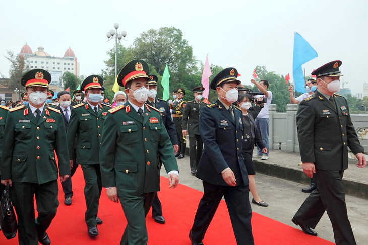 Bộ trưởng Quốc phòng Việt Nam - Trung Quốc hội đàm, nhất trí kiểm soát chặt biên giới - Ảnh 1.