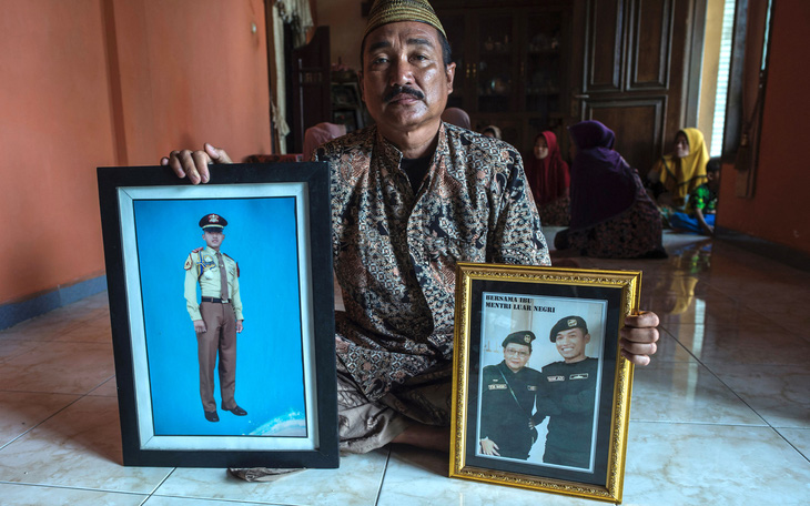 Tàu ngầm Indonesia chìm: Người nhà muốn tìm được con bằng mọi giá