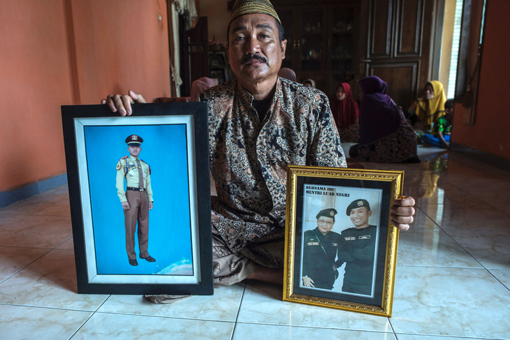 Tàu ngầm Indonesia chìm: Người nhà muốn tìm được con bằng mọi giá - Ảnh 3.