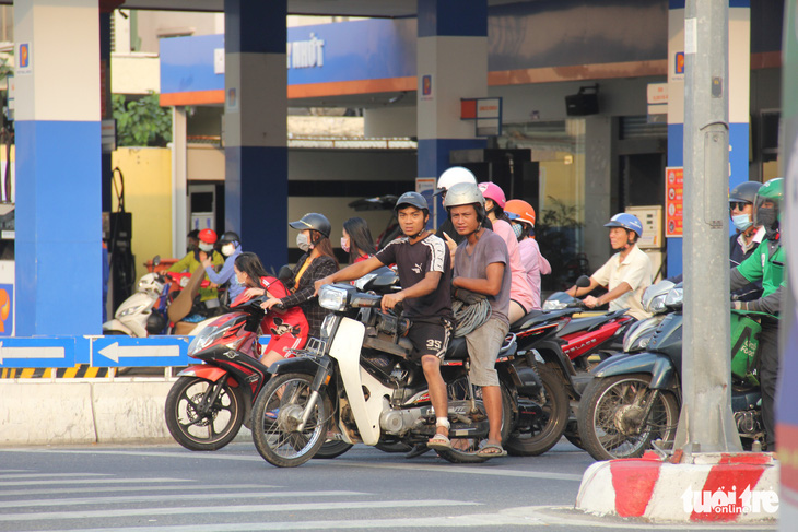 Đà Nẵng vẫn còn nhiều người quên mang khẩu trang nơi công cộng - Ảnh 3.