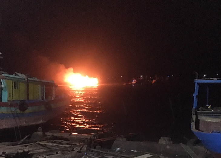 Thanh Hóa: 2 tàu cá bị cháy rụi lúc rạng sáng, thiệt hại hàng tỉ đồng - Ảnh 1.