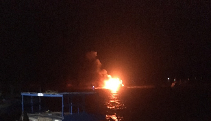Thanh Hóa: 2 tàu cá bị cháy rụi lúc rạng sáng, thiệt hại hàng tỉ đồng - Ảnh 2.