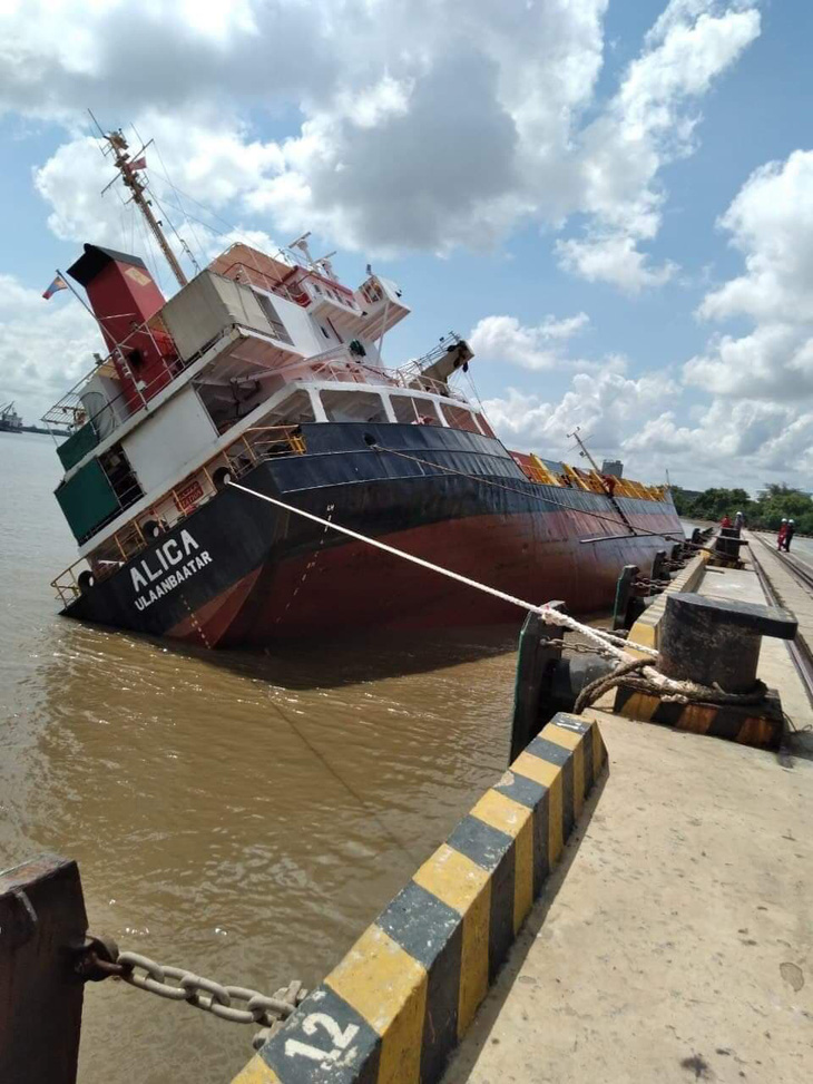 Tàu hàng ở Tân Cảng Hiệp Phước nghiêng, nhiều container rơi xuống sông - Ảnh 1.