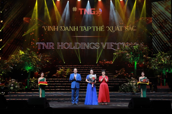 Đêm nhạc kỷ niệm 25 năm đầy cảm xúc của Tập đoàn TNG Holdings Vietnam - Ảnh 2.