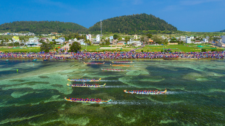 Gần 200 năm lễ hội đua thuyền Lý Sơn, hôm nay là di sản quốc gia - Ảnh 1.