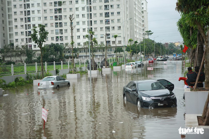 Hà Nội: Mưa lớn, nhiều ôtô dầm trong nước ngập - Ảnh 2.