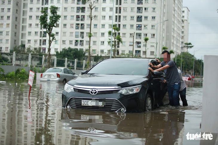 Hà Nội: Mưa lớn, nhiều ôtô dầm trong nước ngập - Ảnh 1.