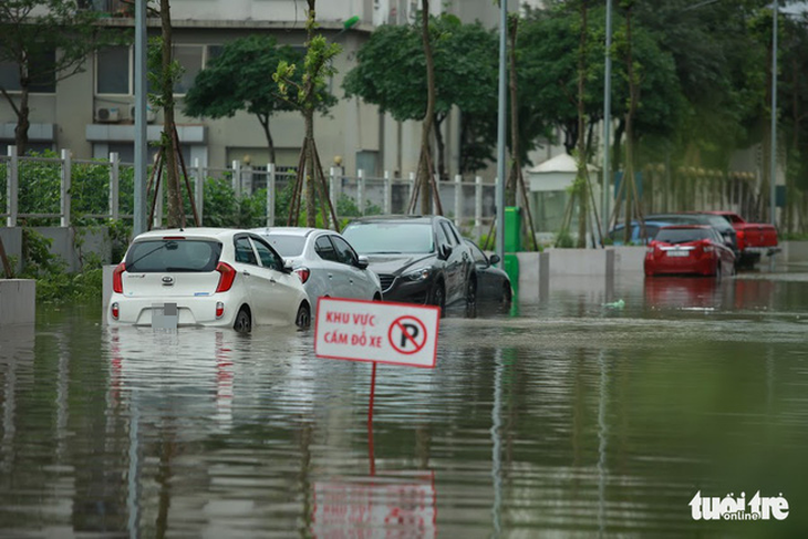 Hà Nội: Mưa lớn, nhiều ôtô dầm trong nước ngập - Ảnh 3.