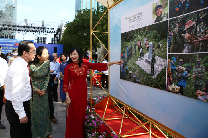 Triển lãm ảnh về lực lượng biên phòng tại phố đi bộ Nguyễn Huệ - Ảnh 1.