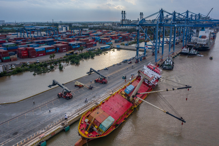 Cấm tàu thuyền đi trên tuyến rạch Dơi - sông Kinh để tìm vớt container - Ảnh 1.