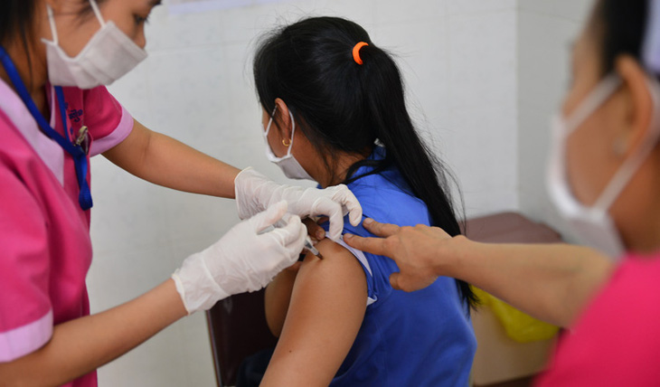Campuchia tiêm vắc xin cho toàn dân ở Phnom Penh, cả người nước ngoài - Ảnh 1.