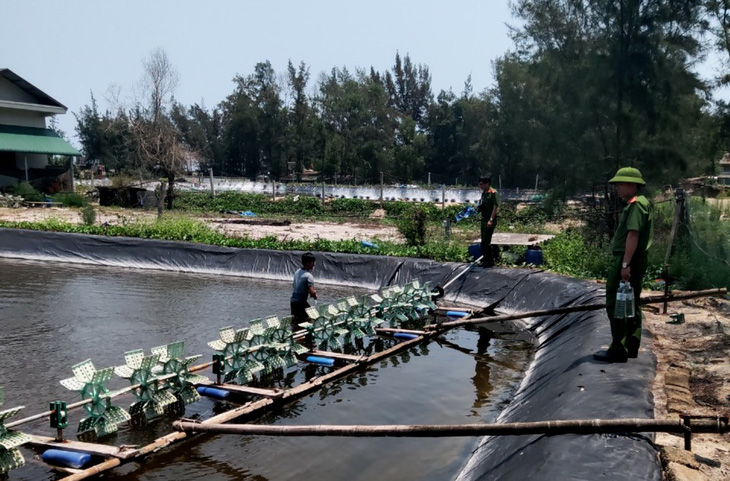 Hơn nửa triệu con tôm giống chết sạch, trên hồ còn bao nilông chứa thuốc sâu - Ảnh 2.