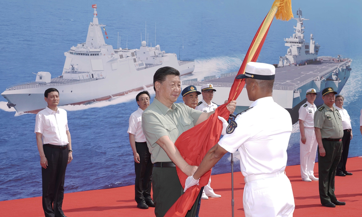 Đưa 3 tàu chiến hiện đại nhất vào biên chế, Trung Quốc lập tức giương oai trên Biển Đông - Ảnh 1.