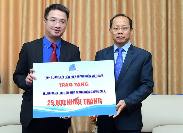 Trung ương Đoàn tặng 50.000 khẩu trang hỗ trợ thanh niên Campuchia, Lào - Ảnh 1.