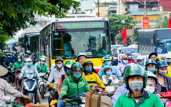 Nườm nượp người đổ về quê nghỉ lễ, xe cộ trên phố Hà Nội 