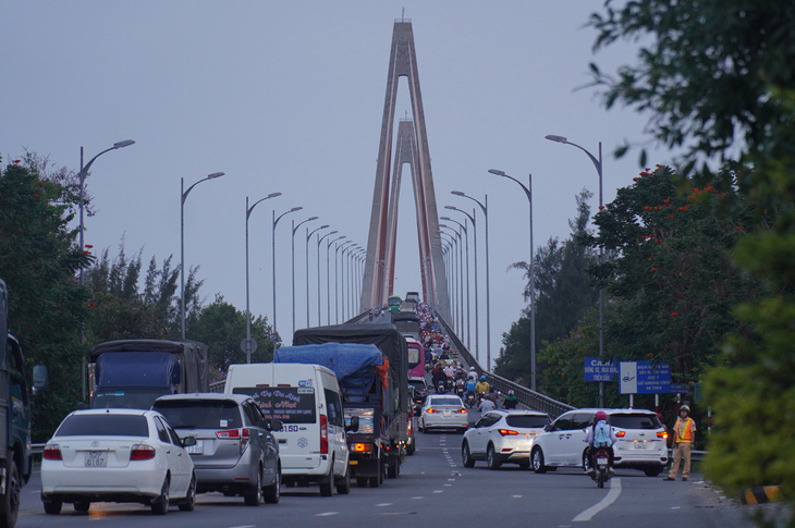 Kẹt xe tại cầu Rạch Miễu, CSGT phải chặn xe, biến cầu thành đường một chiều - Ảnh 3.