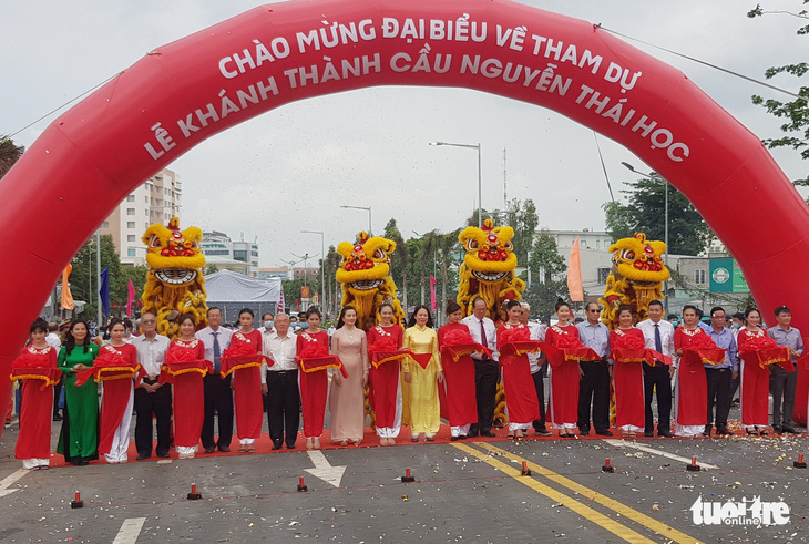 Phó chủ tịch nước Võ Thị Ánh Xuân dự lễ khánh thành cầu Nguyễn Thái Học - Ảnh 4.