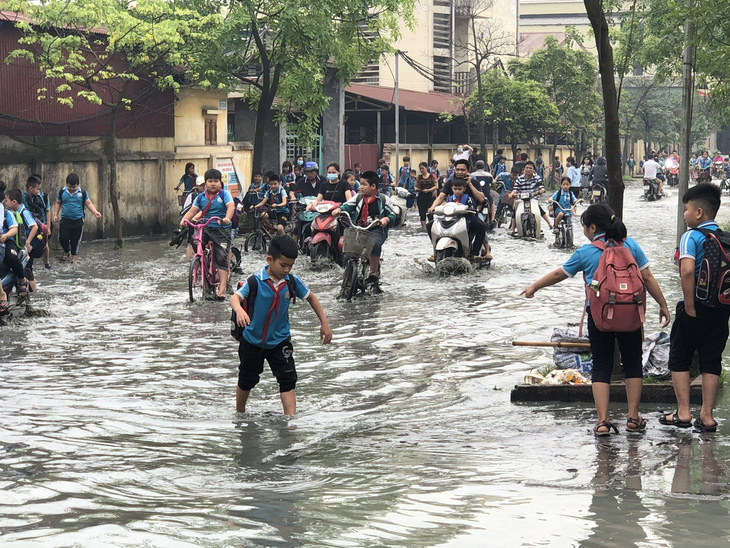 Trường ngập lênh láng vì nước thải từ làng giấy, 1.400 học sinh phải nghỉ học - Ảnh 1.