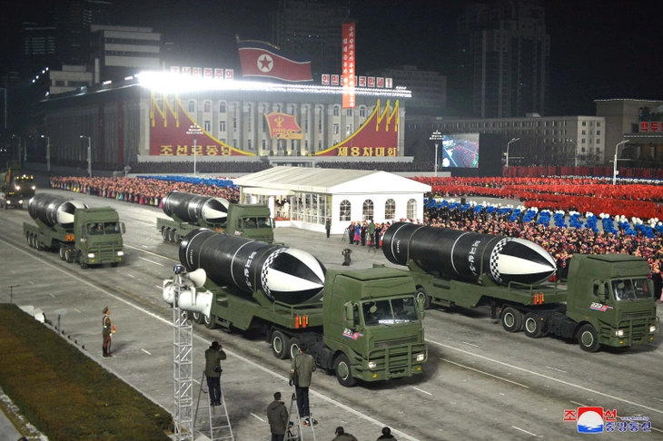 Mỹ, Nhật, Hàn bắt tay để buộc Triều Tiên bỏ hạt nhân - Ảnh 1.