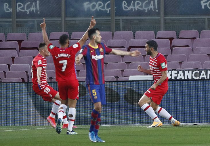 Barca thua ngược Granada, HLV Koeman bị thẻ đỏ - Ảnh 2.