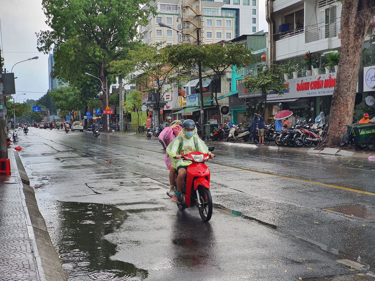 Mưa giữa trưa, Sài Gòn mát mẻ dễ chịu - Ảnh 3.
