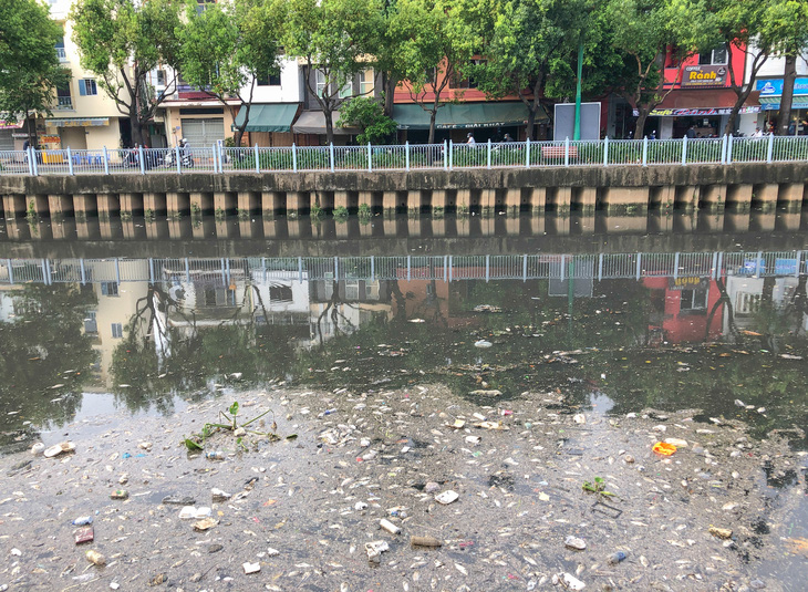 Vớt hàng chục ghe cá chết trên kênh Nhiêu Lộc - Thị Nghè - Ảnh 4.
