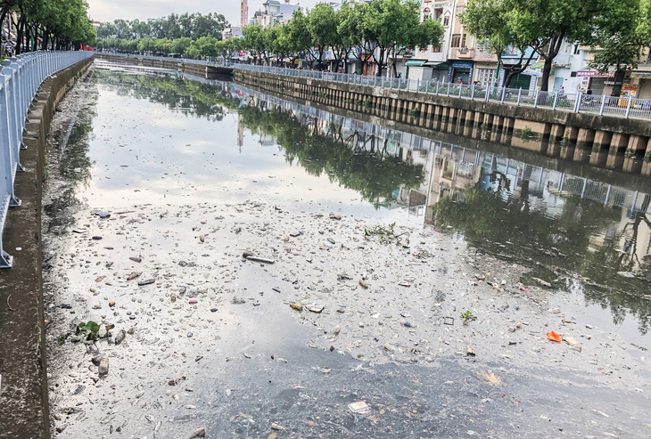Vớt hàng chục ghe cá chết trên kênh Nhiêu Lộc - Thị Nghè - Ảnh 8.