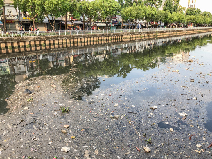 Vớt hàng chục ghe cá chết trên kênh Nhiêu Lộc - Thị Nghè - Ảnh 1.