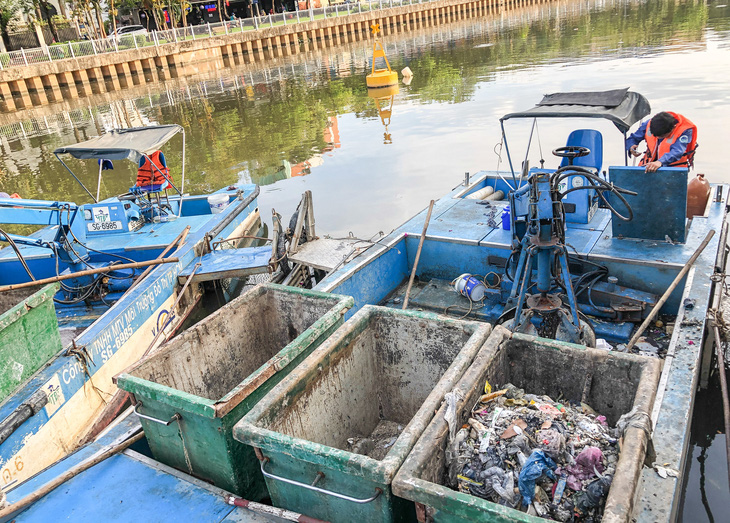 Vớt hàng chục ghe cá chết trên kênh Nhiêu Lộc - Thị Nghè - Ảnh 9.
