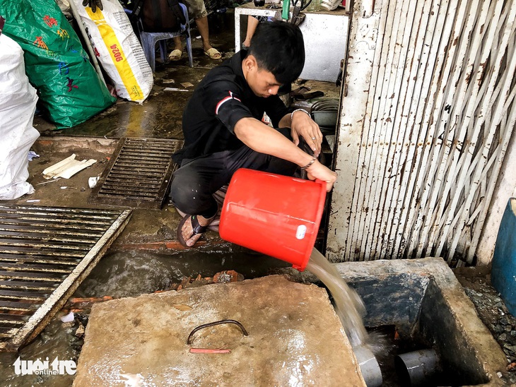 Mới mưa ‘sương sương’, dân đường Nguyễn Hữu Cảnh đã bị bì bõm - Ảnh 4.