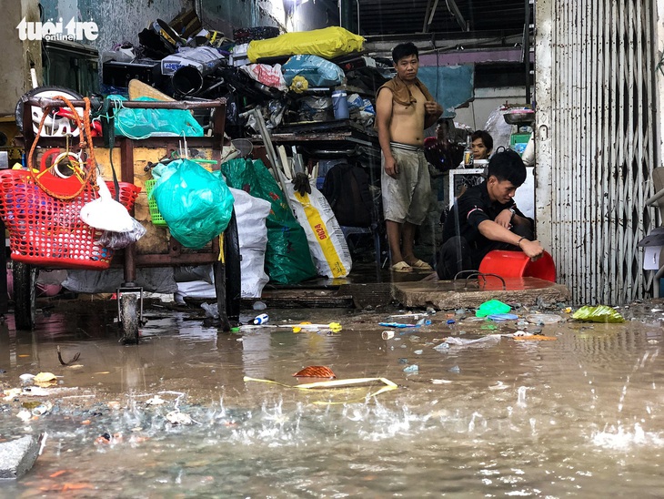 Mới mưa ‘sương sương’, dân đường Nguyễn Hữu Cảnh đã bị bì bõm - Ảnh 5.