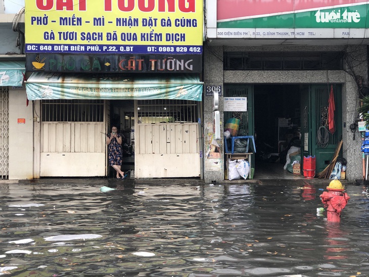 Mới mưa ‘sương sương’, dân đường Nguyễn Hữu Cảnh đã bị bì bõm - Ảnh 3.