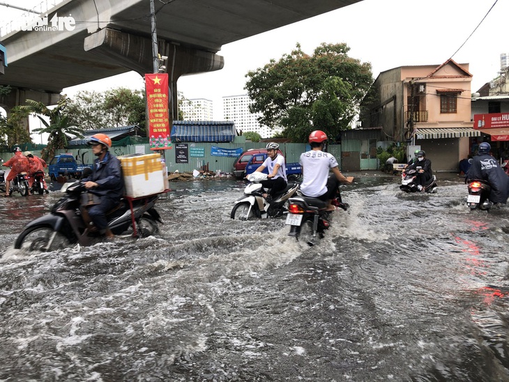 Mới mưa ‘sương sương’, dân đường Nguyễn Hữu Cảnh đã bị bì bõm - Ảnh 2.