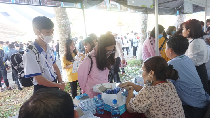 Học luật là học thuộc lòng sách luật? - Ảnh 1.