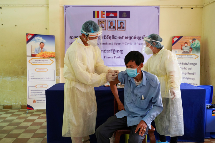 Campuchia đã tiêm vắc xin ngừa COVID-19 nhiều gấp 10 Việt Nam - Ảnh 1.
