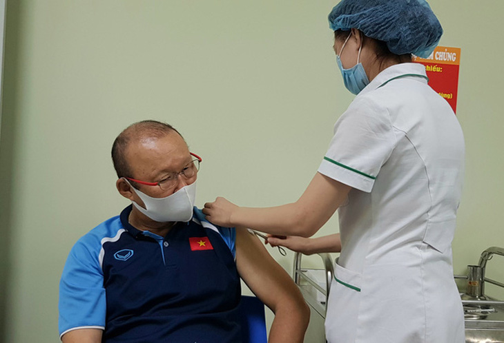 HLV Park Hang Seo được tiêm vắc xin phòng COVID-19 - Ảnh 1.