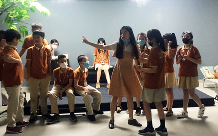 Đạo diễn Việt Linh dạy kịch cho học sinh phổ thông