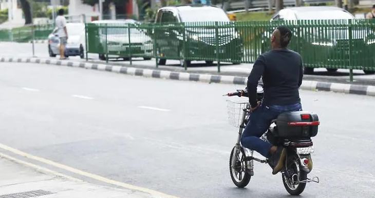 Singapore tính phạt tù người chạy xe đạp điện không thi lý thuyết - Ảnh 1.