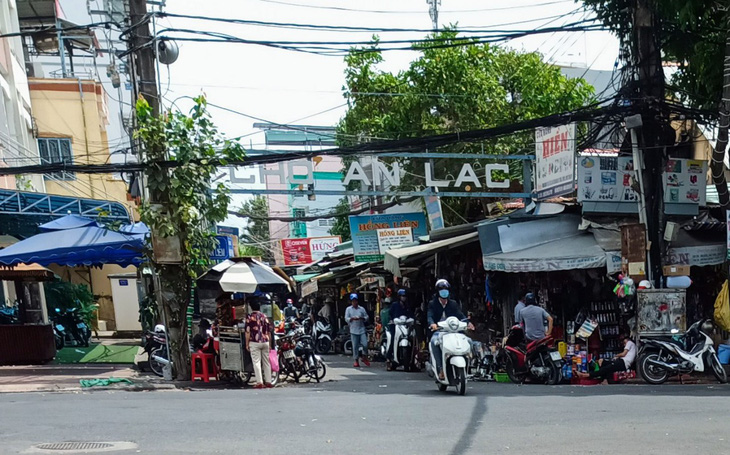 Dân lo khi bị kiốt ‘chợ sắt’ tự phát bít cửa - Ảnh 2.