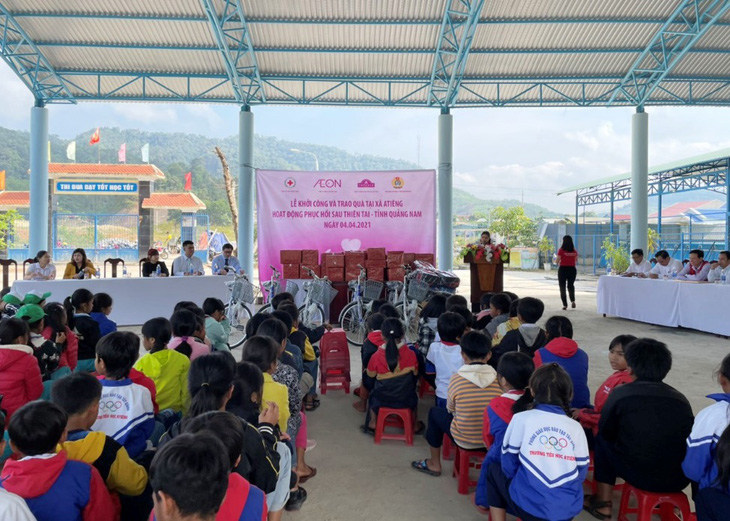 AEON Việt Nam hỗ trợ phục hồi trường học cho tỉnh Quảng Nam - Ảnh 1.