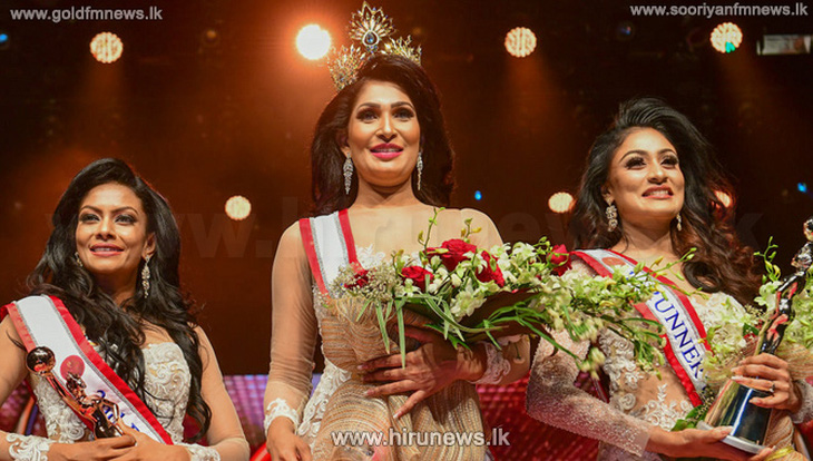 Bị đoạt vương miện trên sân khấu, hoa hậu Quý bà quốc tế Sri Lanka 2021 vừa đi vừa khóc - Ảnh 1.