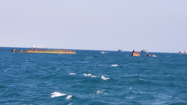 Hơn 3 năm sau bão, xác tàu bị đắm vẫn nằm ngay vùng biển cảng Quy Nhơn - Ảnh 1.