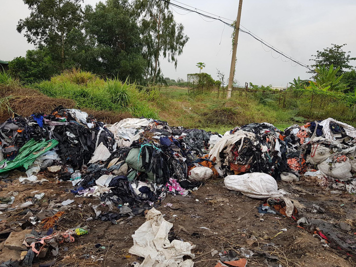 Bắt quả tang vụ chôn lấp trộm rác thải công nghiệp tại TP.HCM - Ảnh 2.