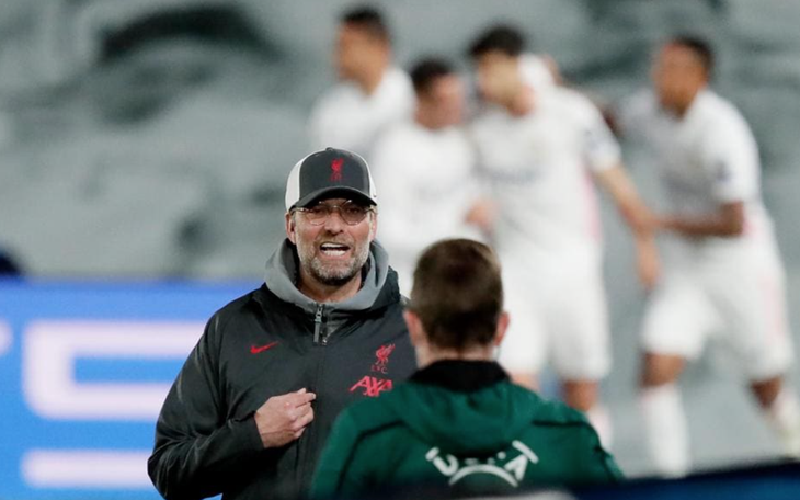 HLV Klopp ám chỉ trọng tài có 