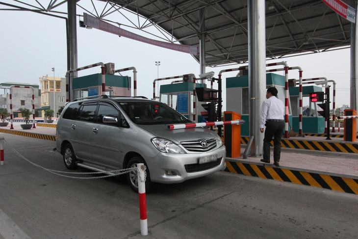 Khẩn trương thu phí không dừng tại trạm thu phí đường Nguyễn Văn Linh - Ảnh 1.