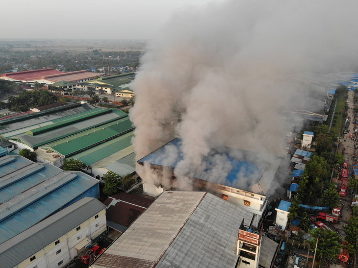 Nhiều vụ nổ lớn ở Myanmar, nhà máy may mặc của Trung Quốc nghi bị đốt - Ảnh 2.