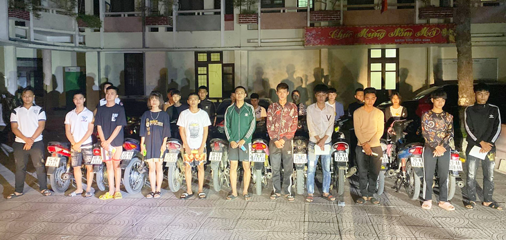 CSGT mật phục tóm gọn nhóm thanh niên đua xe quanh thành cổ Sơn Tây - Ảnh 1.