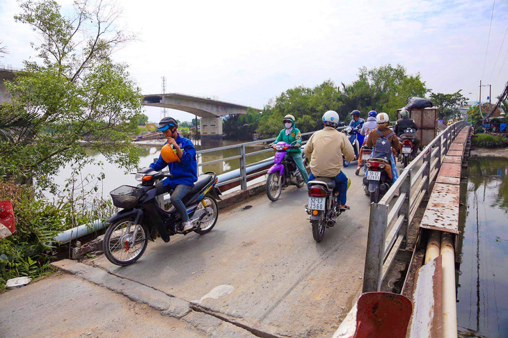 Bà con Nhà Bè chia tay cầu sắt Phước Lộc cũ mấy chục năm gắn bó - Ảnh 3.